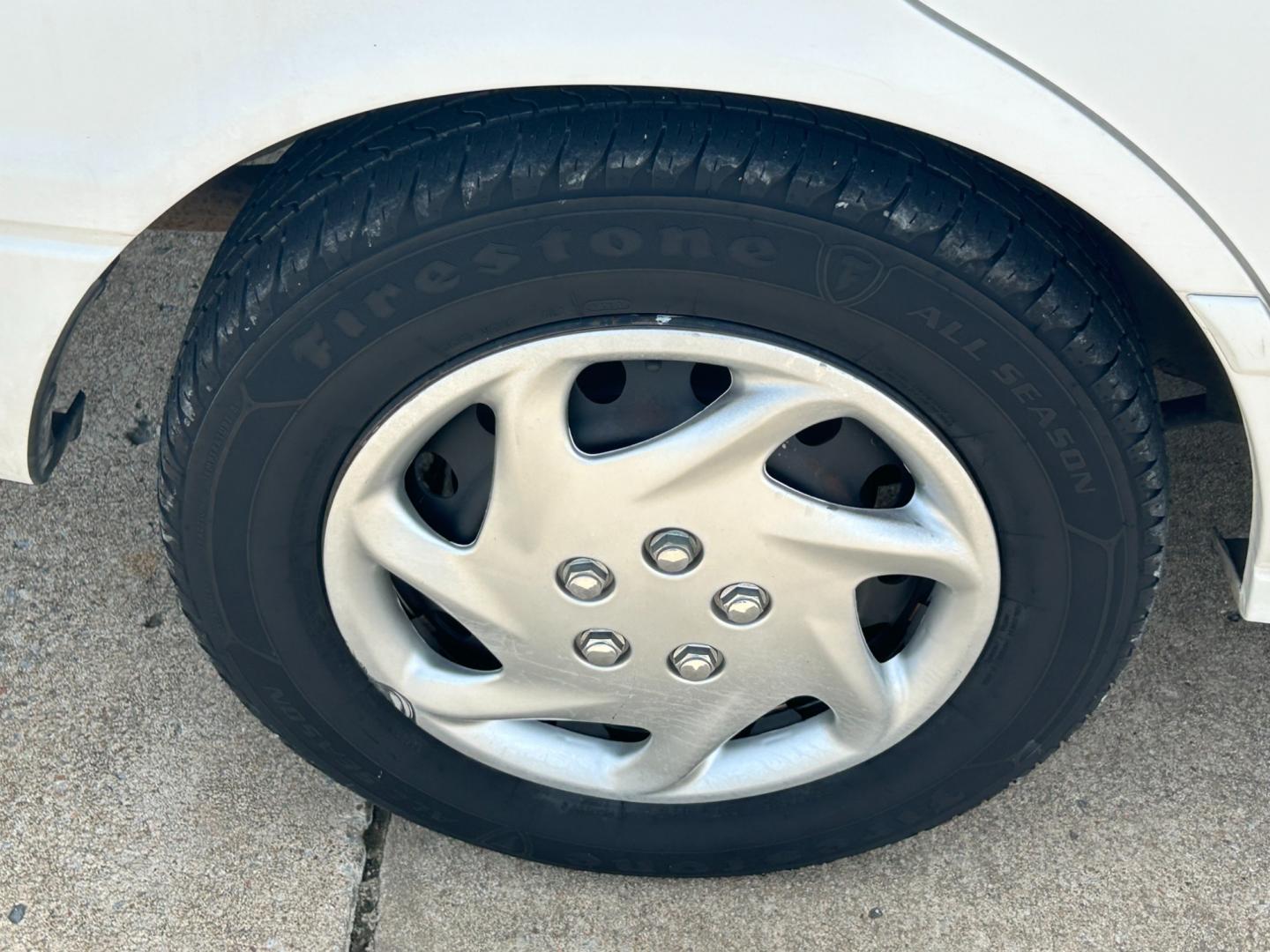 2000 White /TAN Toyota Camry LE (JT2BN22K8Y0) with an 2.2L L4 DOHC 16V engine, 4-Speed Automatic transmission, located at 17760 Hwy 62, Morris, OK, 74445, (918) 733-4887, 35.609104, -95.877060 - Photo#23